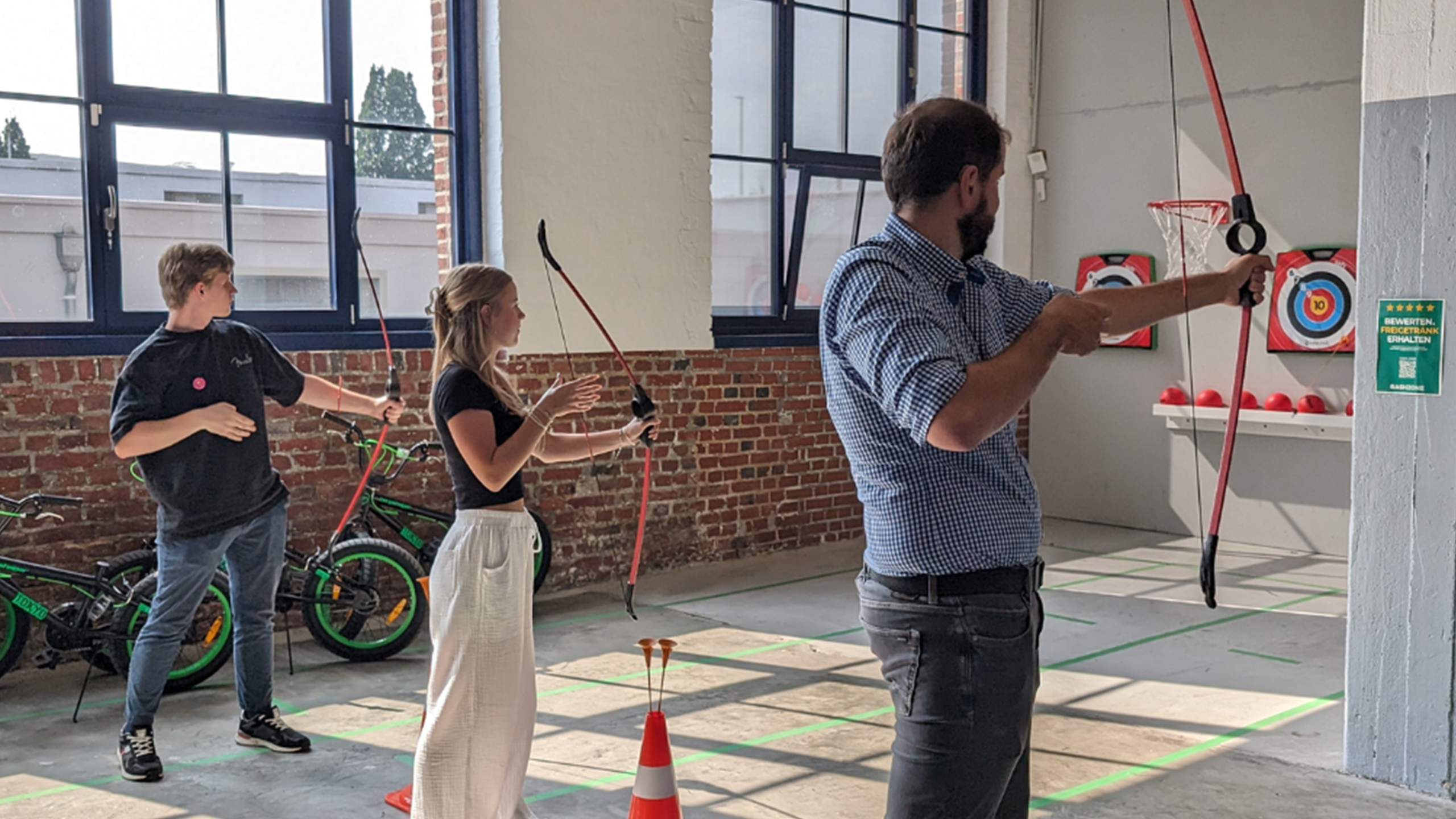 autoteile-post-azubi-bogenschießen