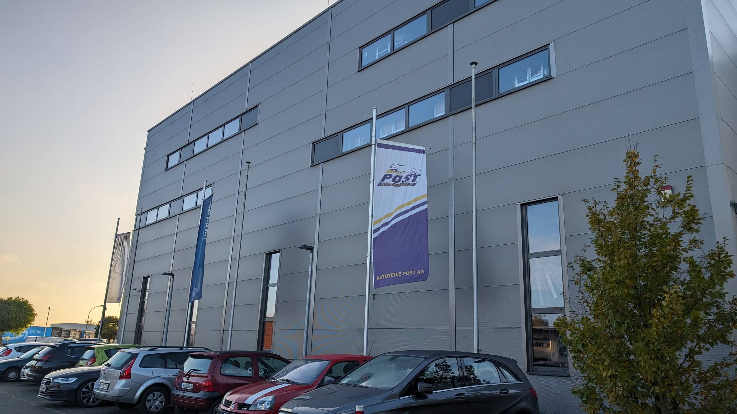 autoteile-post-lagerhalle